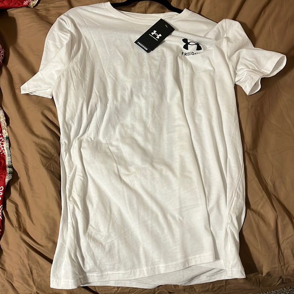 Under armpit size large white with black accents men’s freedom shirt